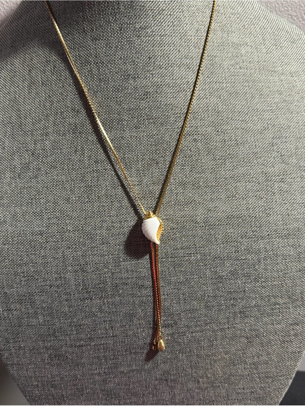 Avon Vintage Gold Shell Pendant Lariat Necklace - White Shell Accent